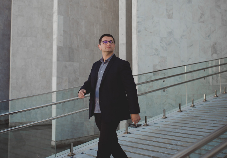 Exaustão digital: análise de Frederico Burlamaqui no Diário de Maringá mostra por que marcas precisam rever estratégias em 2026